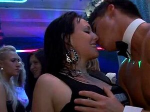 Sexe de groupe sauvage avec une chatte dans une boîte de nuit