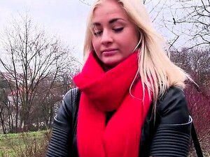 La blonde Cayla Lyons offre une pipe experte pour de l'argent