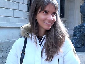 Casting rapide en pleine rue et longue baise intense avec une mignonne