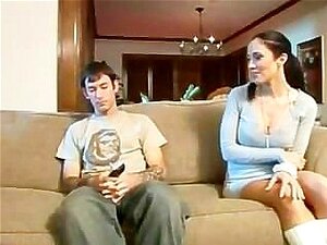 La MILF a séduit son beau-fils