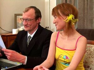 Le professeur baise une nouvelle nana. Cette nana ravit la prof mature