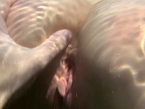 Filmé nue petite amie sous l'eau dans la mer