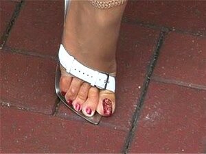 Le plus excellent âge montre des talons hauts,