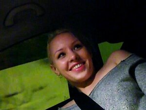 Une mignonne fille amateur fait des randonnées et se fait baiser sur