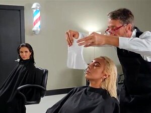 Un barbier pervers lèche et baise sa chatte pendant le temps au