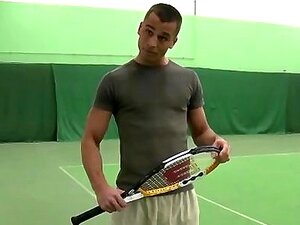 Une bite de jock amateur sucée en public