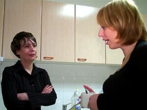 Regardez comment une secrétaire coquine séduit son patron à