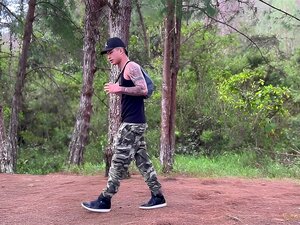 Perdu dans les bois - Je baise un étranger maigre et excité-Danner