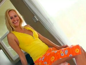 La MILF blonde Payton Leigh a une bouche chaude pour la bite