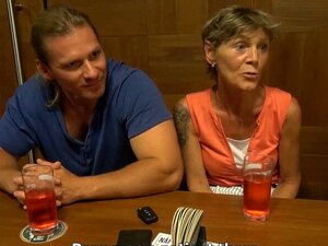 Femme mature à gros seins échangeant son copain. Enfin, vous verrez
