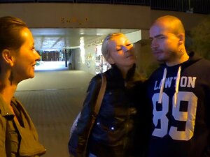 Ce couple tchèque plein de malice échange leur beauté sauvage