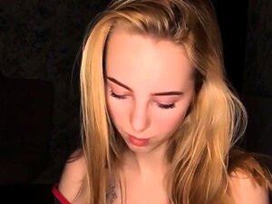 Une blonde à gros seins se déshabille et se masturbe hardcore