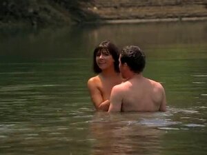 Roxanne Pallett nue - Lake Placid 3 - 2010. Le clip a été pris pour