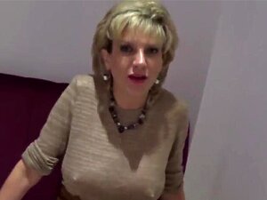 La milf britannique infidèle sonia présente ses énormes seins. La