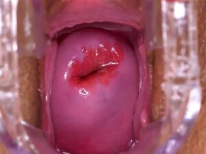 Une mignonne tchèque inhabituelle étire sa chatte rose à