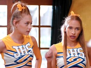 Deux petites blondes maigres Khloe Kapri et Kyler Quinn aux petits