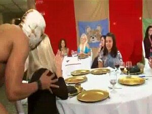 Fellations interracial pour un ours dansant noir