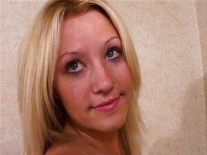 Une mignonne blonde se fait baiser en gangbang