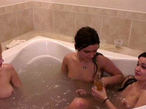 Fête de belles demi-sœurs dans un jacuzzi