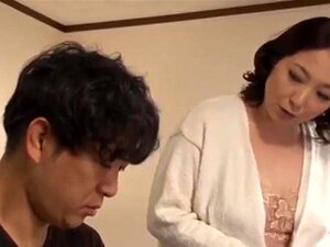 Regardez la belle-mère japonaise en droit maintenant ! - Belle-mère