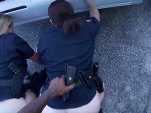 Des flics en chaleur écrasent un criminel pour qu'il les baise dans