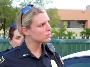 Des flics folles de sexe baisent un criminel avec une grosse arme