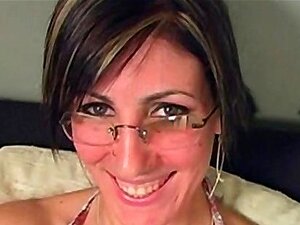 La recrue porno Melanie Malone adore sucer des grosses queues pour une