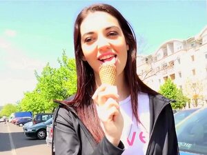 Mofos - Jessica Malone - Euro Tease lèche une bite