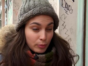 Découvrez une beauté italienne irrésistible se laissant aller à