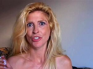 Une vieille spunker super sexy fume et joue avec sa chatte juteuse