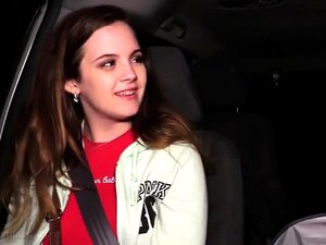 Viens voir cette fraîche beauté mignonne se battre contre une grosse