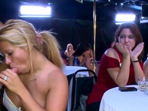 Baise ma copine suce un strip-teaseur et prend une éjac faciale