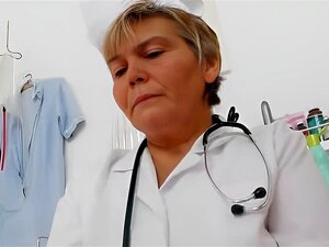 Masturbation de cougar avec un instrument médical en uniforme