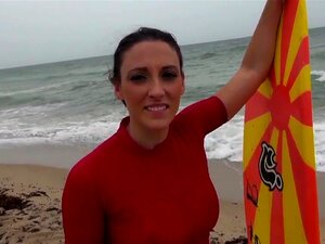 La parfaite meuf d'âge moyen Mellanie veut avoir des leçons de surf.