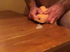 Queue attachée baisant une chatte en caoutchouc très serrée et une