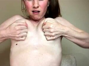 Découvrez les gros seins laiteux de Bunnie alors qu'elle se donne une