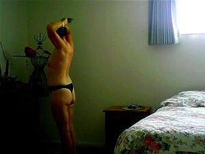 Femme en chaleur sur webcam cachée, ici cette nana est après sa