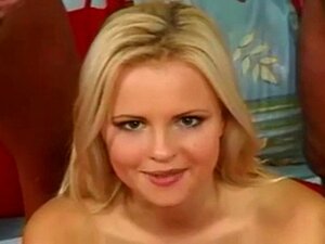 Une blonde séduisante découvre le plaisir anal intense pour la