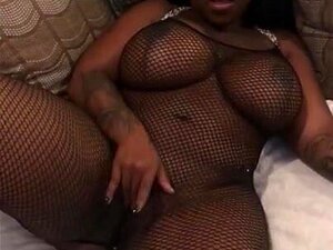 Mon beau-père me baise sur leur canapé (XXX Charisma)