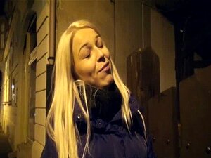 Une masseuse tchèque sexy baise dans son studio