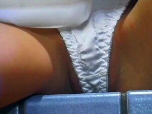 La baby-sitter en chaleur adore se faire coquine