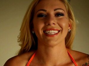 Blonde vraiment chaude contre bite