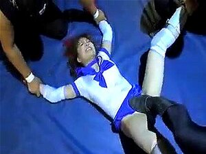 Petite combattante asiatique se fait jeter sur le tapis et lutte pour
