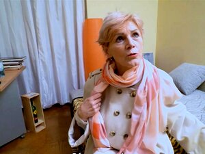 MATURE4K. Un homme barbu aide à mûrir en bas