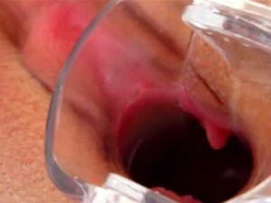 Speculum écarté chatte ouverte doigt frotté. Speculum écarté