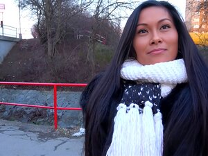 Découvrez la tentation d'une séduisante beauté italienne par un