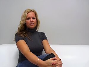 Blonde tchèque, Renata est allée à un casting d'épisodes porno et