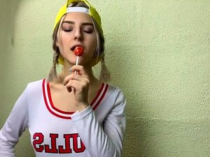Une mignonne allemande blonde avec de gros seins et des couettes a