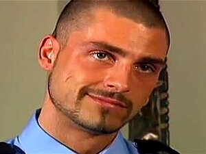 Ce policier adore vraiment la bite,