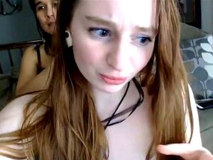 Petite nana se fait fesser le cul bien ferme et plus encore. Mignonne